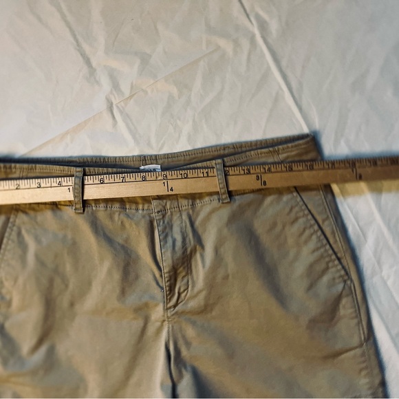 Gap khaki 5” shorts size 8 - Picture 3 of 8